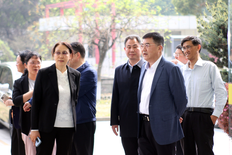 【镇江市政协党组副书记、副主席吴彤到创世大发(中国)官方网站药业开展“加强新污染物治理”主题调研】的配图
